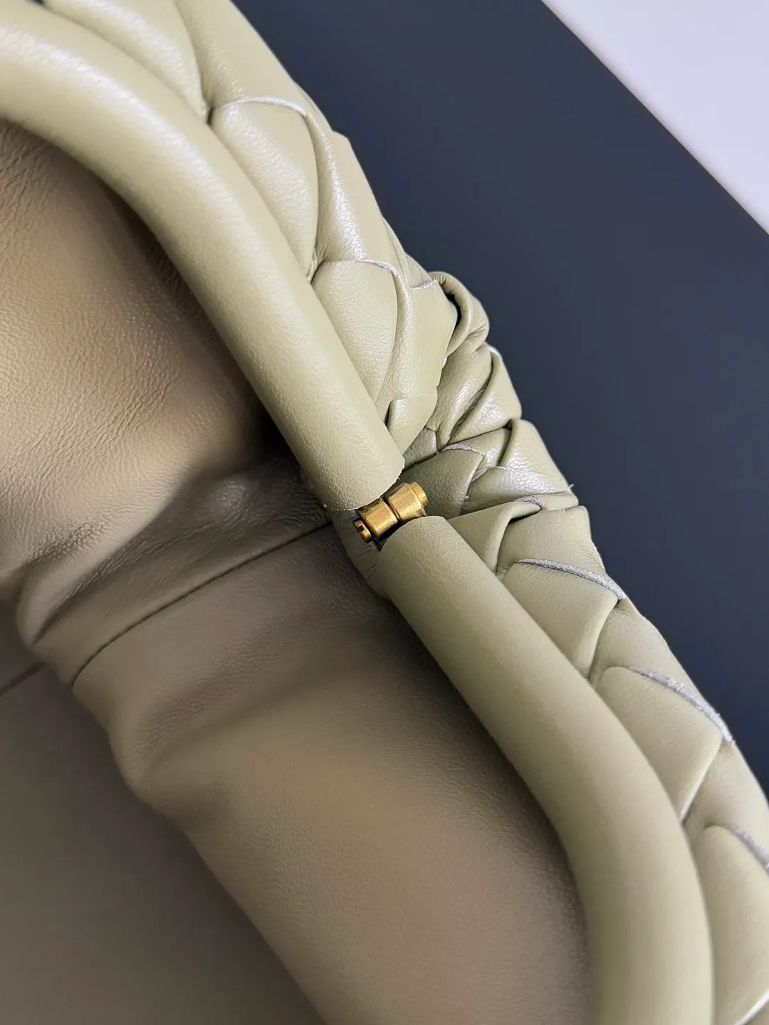 Batch 2260 BOTTEGA VENETA Lady's LAUREN CLUTCH Chain Clutch was inspired by 40 years ago. It is a perfect fusion of classic and modern bags. It is effortless and fashionable for any occasion and at any time. The newly added detachable metal chain allows people to have more ways to carry it. It is grand and elegant. Style No.: 785807 Size: 31.5*16.5*11cm